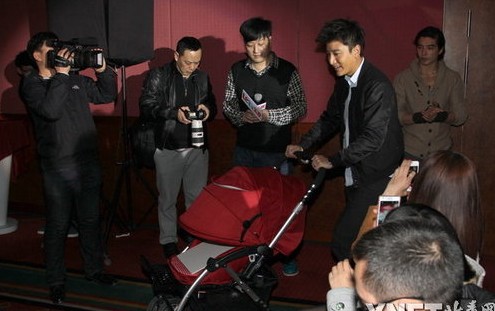 李小璐携夫亮相俯身露丰胸