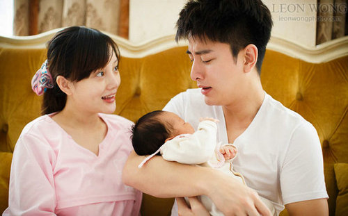 女儿降生后一家三口更加甜蜜