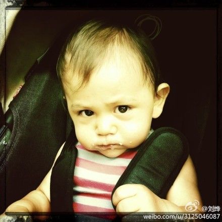 刘烨晒爱女萌照 “怒目”流口水