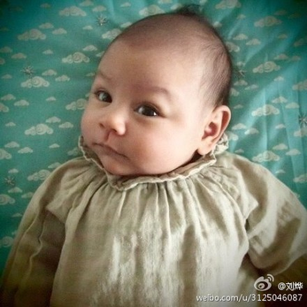 刘烨晒混血女儿百天照（图）