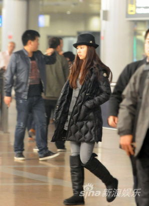 林心如素颜回京 把玩手机显疲态