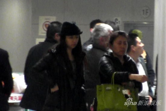 林心如素颜回京 把玩手机显疲态