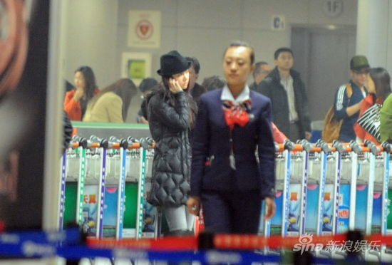 林心如素颜回京 把玩手机显疲态