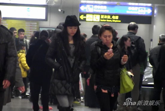 林心如素颜回京 把玩手机显疲态