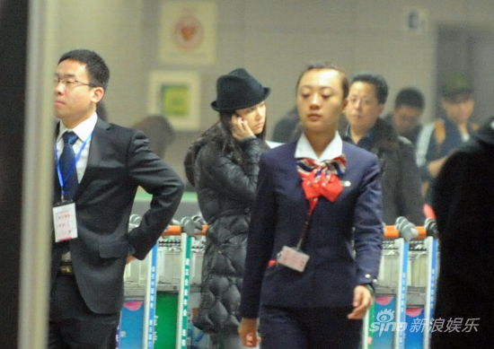 林心如素颜回京 把玩手机显疲态