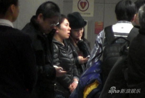 林心如素颜回京 把玩手机显疲态