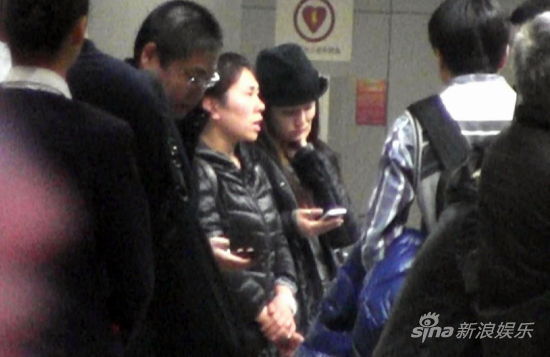 林心如素颜回京 把玩手机显疲态