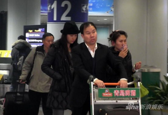 林心如素颜回京 把玩手机显疲态