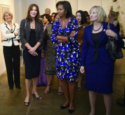 布吕尼和米歇尔·奥巴马的会面就像是时尚“PK”，米歇尔展现的是美国风格的随性，布吕尼则展现法国的优雅气质。