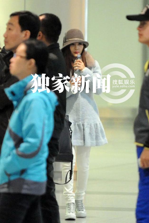 追星：王菲展女王范无视偷拍 李小璐烟熏妆回京粉丝簇拥