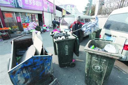 投垃圾窍门：右侧为厨余桶