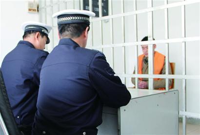 喝两斤白酒抢车打交警