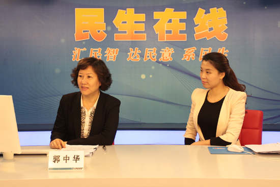 中国建设银行青岛市分行副行长郭中华(左一)与网民在线交流 (摄影 周琦) 中国建设银行青岛市分行副行长郭中华(左一)与网民在线交流 (摄影 周琦)