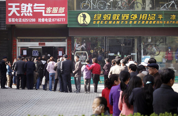 谣传天然气涨价各地民众排队抢购