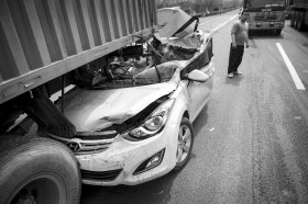 长沙雾霾致多车相撞 上百村民冲上高速哄抢柑橘