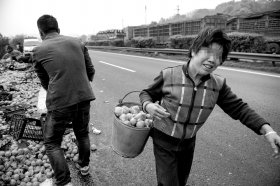 长沙雾霾致多车相撞 上百村民冲上高速哄抢柑橘