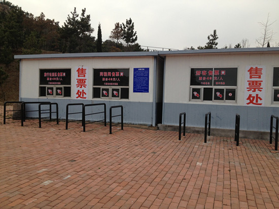 胶南大珠山杜鹃花会无花可看，市民称花钱看树枝