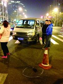 小情侣过马路被撞