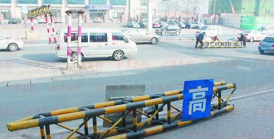 哈尔滨路限高杆被撞