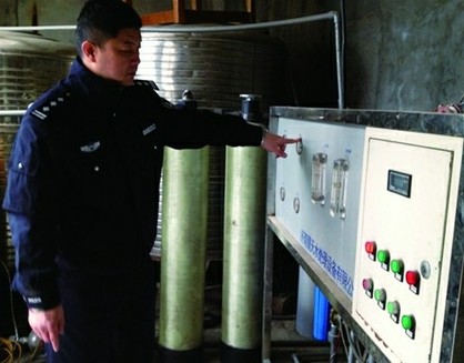 民房里暗藏“黑水厂” 灌装自打井水假冒名牌