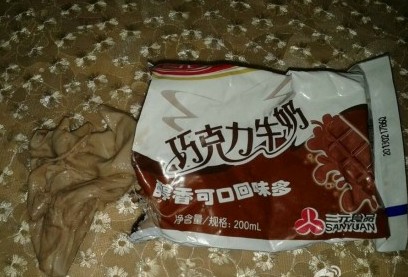 网曝三元奶喝出大片胶状物 回应称绝对不可能