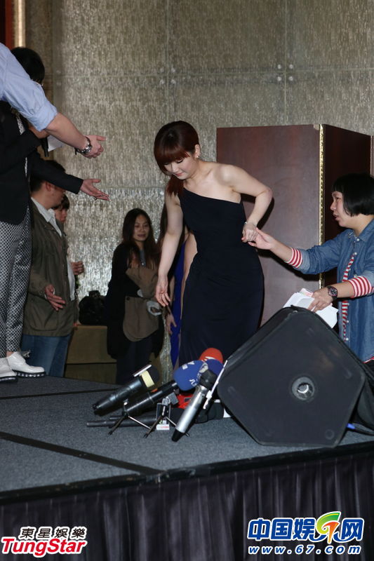 S.H.E高叉露腿背部全裸 Selina身穿长裙摔倒