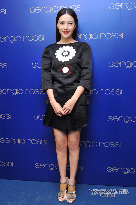 高圆圆一改知性变妖冶 烈焰红唇大秀裸背