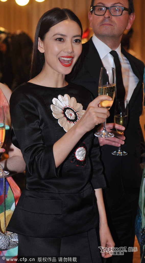 高圆圆一改知性变妖冶 烈焰红唇大秀裸背