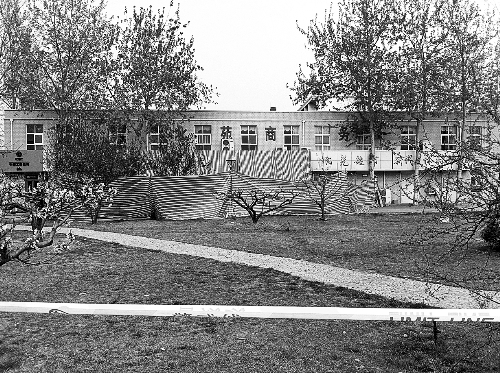 事发面包房前的警戒仍未解除