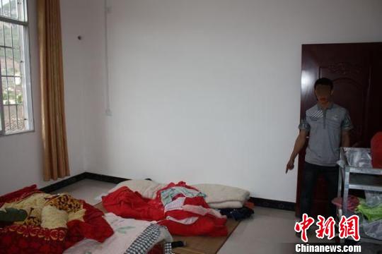 图为犯罪嫌疑人在指认拉屎现场。覃新强摄