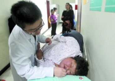 身高1米3却有160斤 这个13岁女孩走了