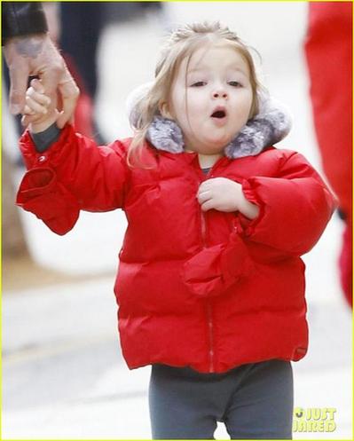 贝克汉姆牵女儿小手走路上街 哈珀对镜头露甜笑