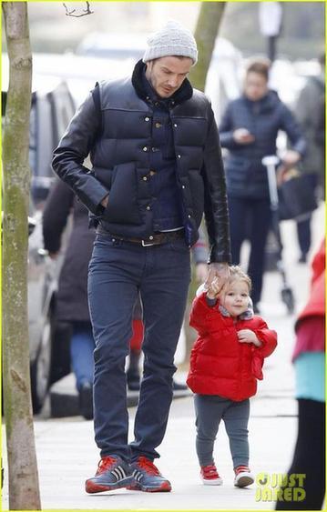 贝克汉姆牵女儿小手走路上街 哈珀对镜头露甜笑