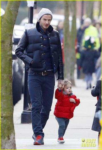 贝克汉姆牵女儿小手走路上街 哈珀对镜头露甜笑