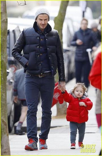 贝克汉姆牵女儿小手走路上街 哈珀对镜头露甜笑