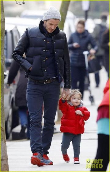 贝克汉姆牵女儿小手走路上街 哈珀对镜头露甜笑