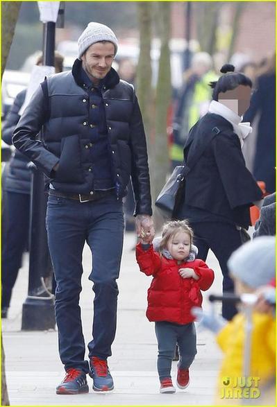 贝克汉姆牵女儿小手走路上街 哈珀对镜头露甜笑