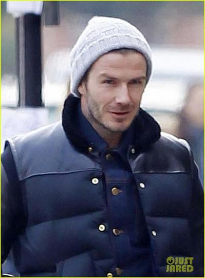 贝克汉姆牵女儿小手走路上街 哈珀对镜头露甜笑