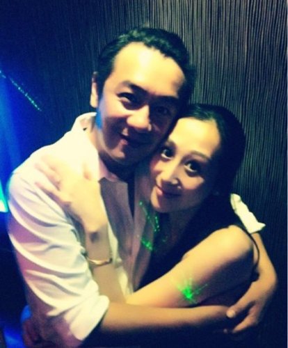 到处偷吃惨被曝光的明星 黄秋生搭内地露点妹