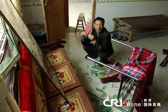 2013年03月29日，湖南省娄底市双峰县甘棠镇金石村，当地村民刘先生家堂屋被打砸致一片狼藉。