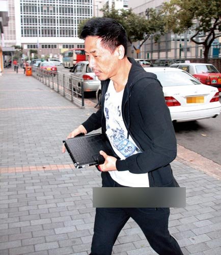 张国荣男友为爱单身10年 身形消瘦近照曝光(图) 张国荣男友为爱单身10年 身形消瘦近照曝光(图)