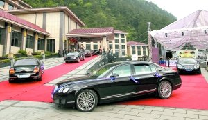 礼宾车进入婚礼酒店。