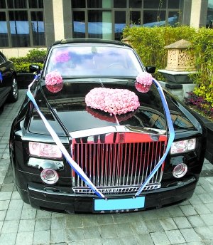 新郎新娘和他们的劳斯莱斯主婚车。