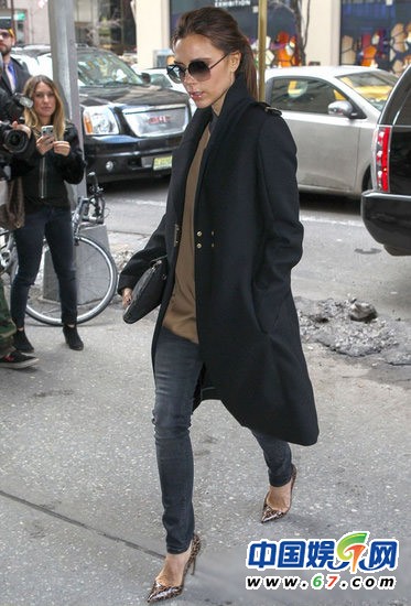 贝嫂出街频秀自家品牌 超强气场街拍