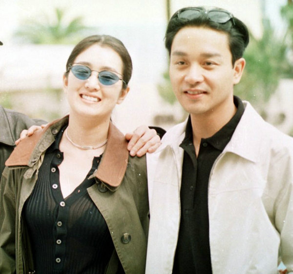 台媒曝光张国荣罕见旧照