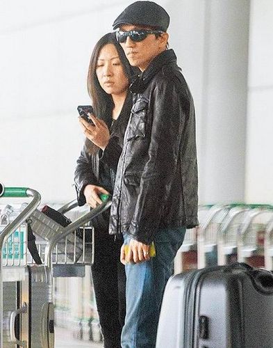 曝林志炫女友首露真容 甜蜜返台同行被拍(图)