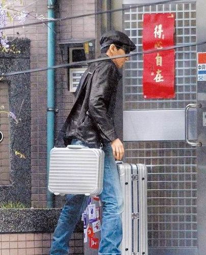 曝林志炫女友首露真容 甜蜜返台同行被拍(图)