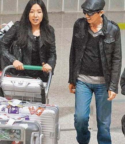 曝林志炫女友首露真容 甜蜜返台同行被拍(图)