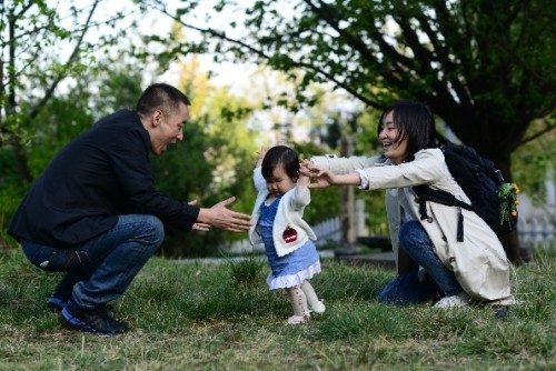 赵子琪路金波拍温馨亲子照