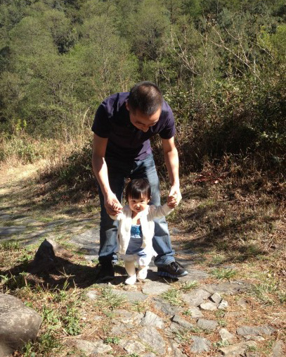 赵子琪路金波拍温馨亲子照